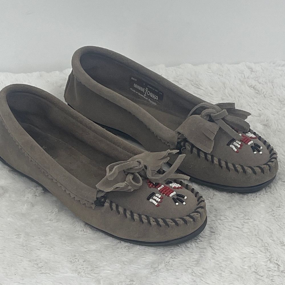 Minnetonka Women's Tan Moccasins with Beaded THUNDERBIRD Design  SIZE 7